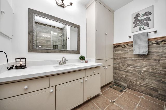 12757 S Huntingwick Drive S 142, Houston, TX 77024