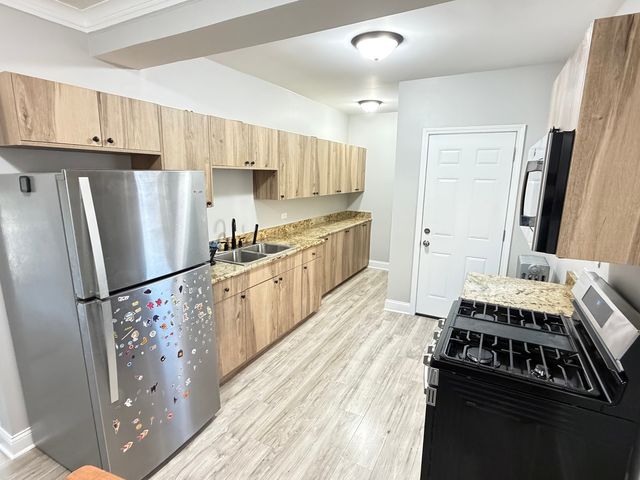 5842 W BARRY Avenue 2E, Chicago, IL 60634