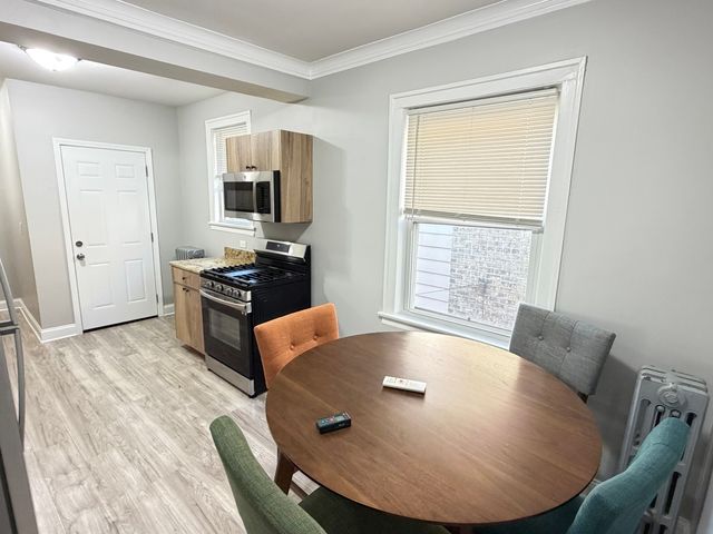 5842 W BARRY Avenue 2E, Chicago, IL 60634