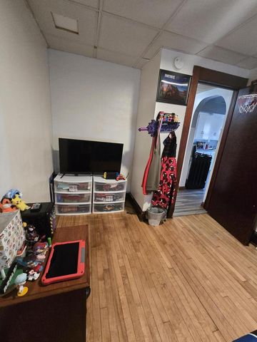 2200 S 84th STREET, West Allis, WI 53227