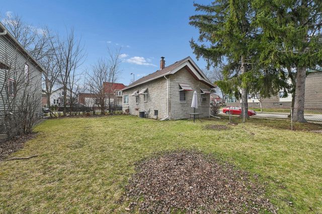 2200 S 84th STREET, West Allis, WI 53227