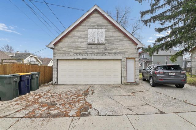 2200 S 84th STREET, West Allis, WI 53227