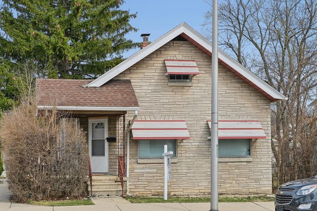 2200 S 84th STREET, West Allis, WI 53227