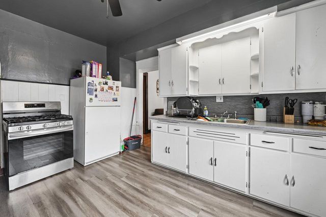 2200 S 84th STREET, West Allis, WI 53227