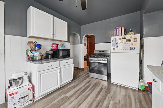 2200 S 84th STREET, West Allis, WI 53227