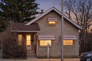 2200 S 84th STREET, West Allis, WI 53227
