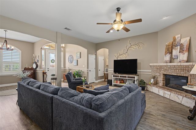 2821 Willow Ridge Circle, Granbury, TX 76049
