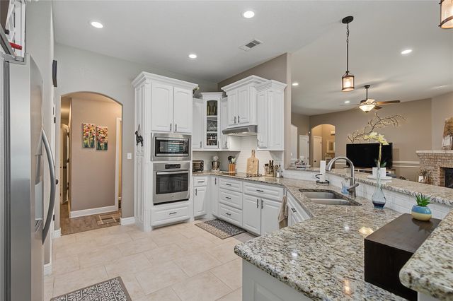 2821 Willow Ridge Circle, Granbury, TX 76049