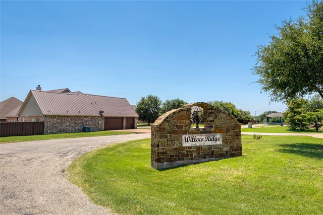 2821 Willow Ridge Circle, Granbury, TX 76049