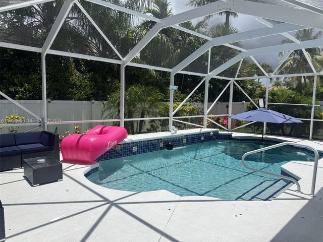 2738 Misty Oaks Cir, Royal Palm Beach, FL 33411