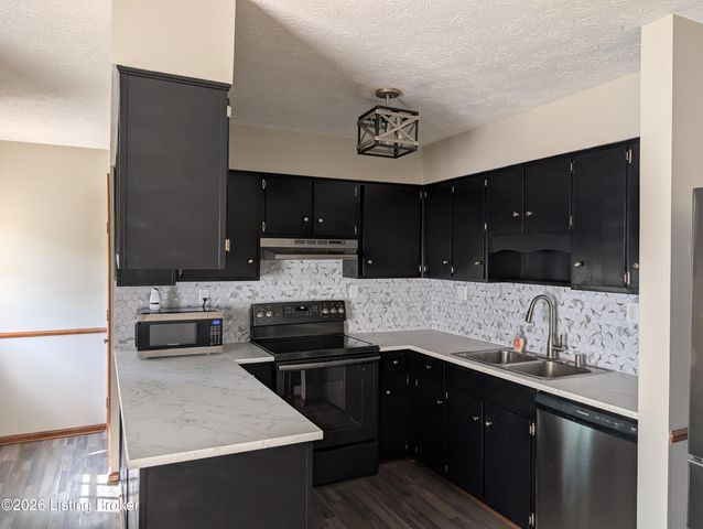 9302 Marse Henry Dr, Jeffersontown, KY 40299
