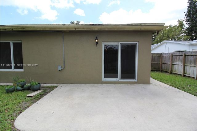 5160 SW 8th St, Margate, FL 33068