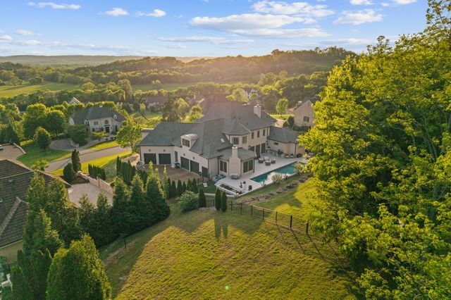 672 Legends Crest Dr, Franklin, TN 37069