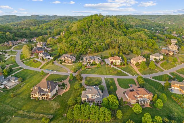 672 Legends Crest Dr, Franklin, TN 37069