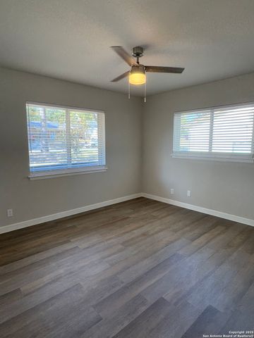 106 Woodview, Live Oak, TX 78233