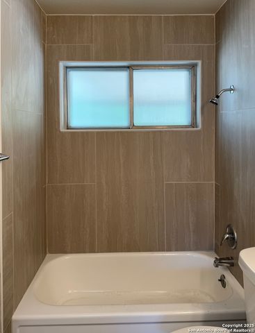 106 Woodview, Live Oak, TX 78233