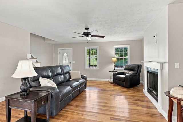 1032 Trainer Ave, Burns, TN 37029