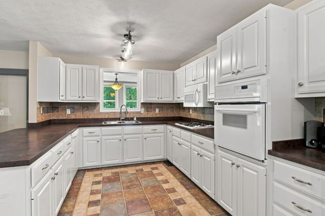 1032 Trainer Ave, Burns, TN 37029