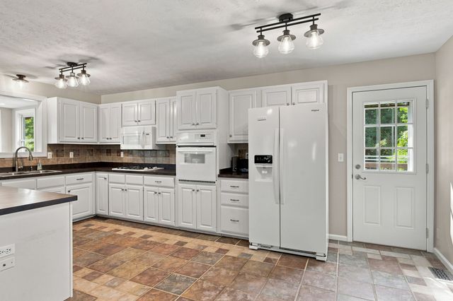 1032 Trainer Ave, Burns, TN 37029