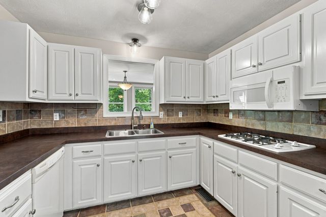 1032 Trainer Ave, Burns, TN 37029