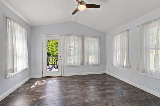 1032 Trainer Ave, Burns, TN 37029