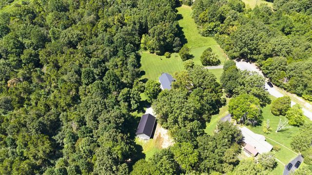 1032 Trainer Ave, Burns, TN 37029
