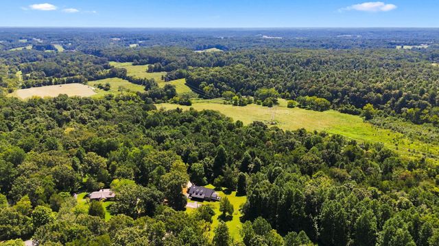 1032 Trainer Ave, Burns, TN 37029