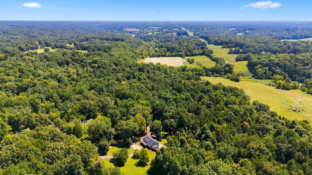 1032 Trainer Ave, Burns, TN 37029