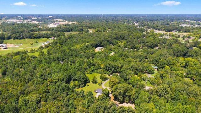 1032 Trainer Ave, Burns, TN 37029