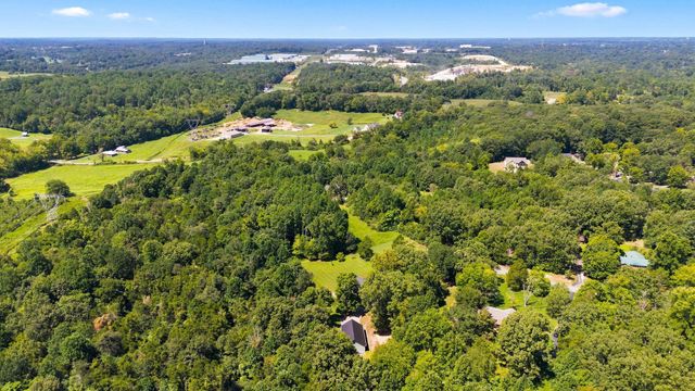 1032 Trainer Ave, Burns, TN 37029