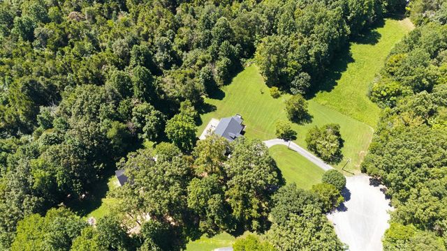 1032 Trainer Ave, Burns, TN 37029