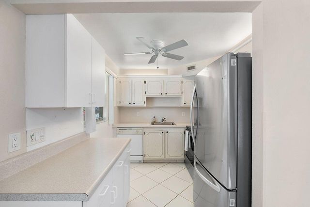 9 Valencia Trail, Delray Beach, FL 33446