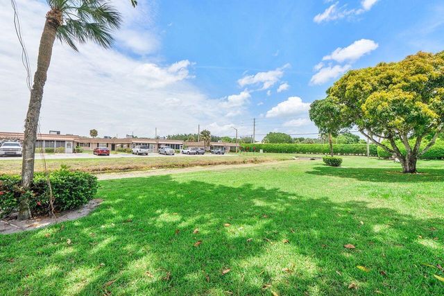 9 Valencia Trail, Delray Beach, FL 33446