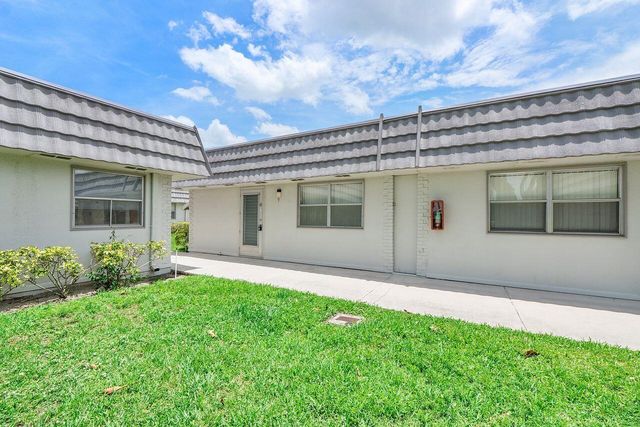 9 Valencia Trail, Delray Beach, FL 33446