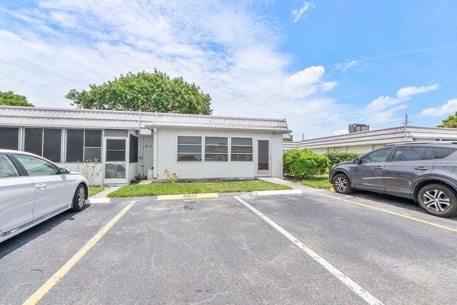 9 Valencia Trail, Delray Beach, FL 33446