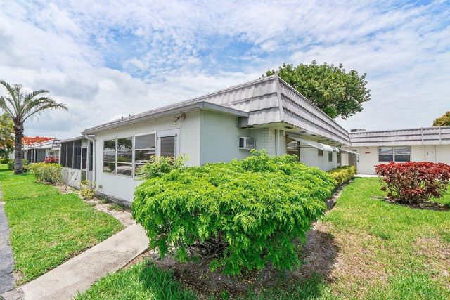 9 Valencia Trail, Delray Beach, FL 33446