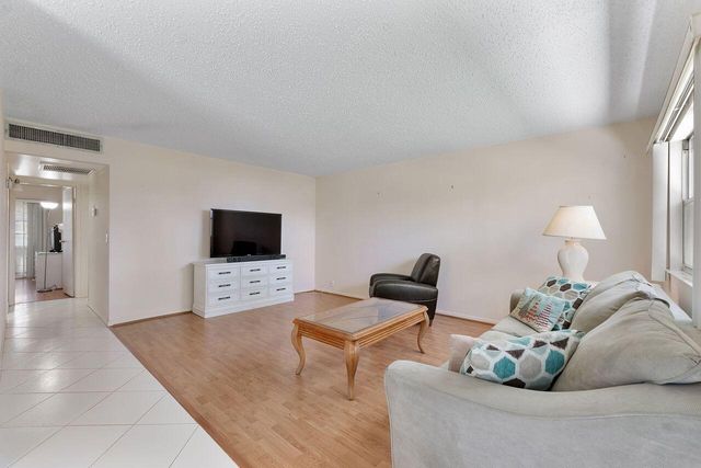 9 Valencia Trail, Delray Beach, FL 33446