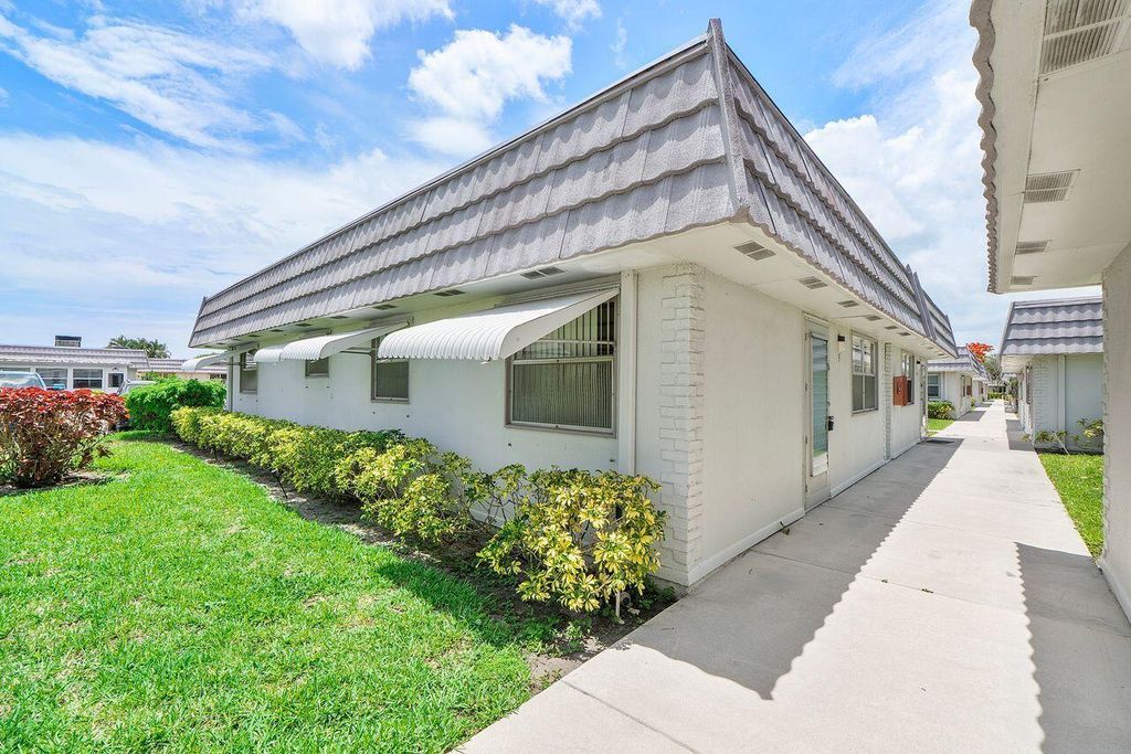 9 Valencia Trail, Delray Beach, FL 33446