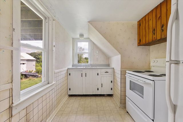 99 Lovett Rd, Oxford, MA 01540