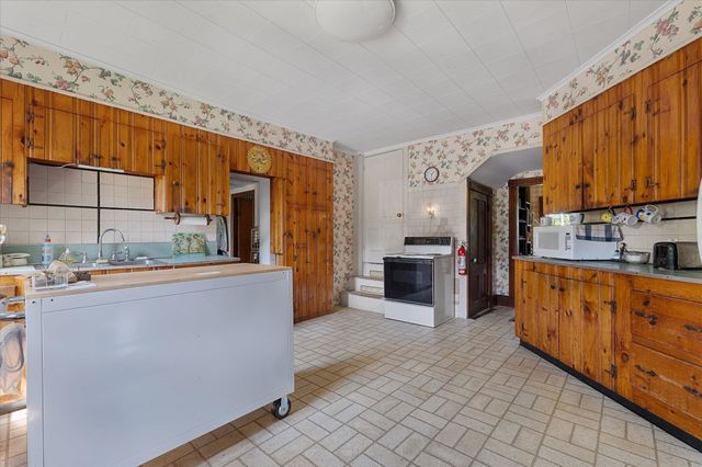 99 Lovett Rd, Oxford, MA 01540