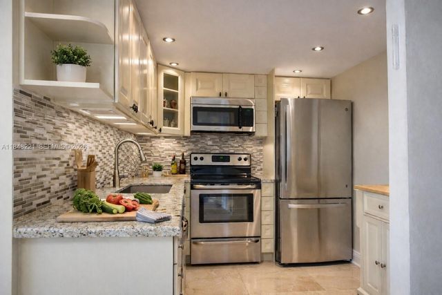 3701 N Country Club Drive 204, Aventura, FL 33180