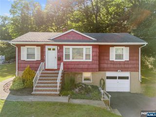 33 Walter Drive, Bloomingdale, NJ 07403