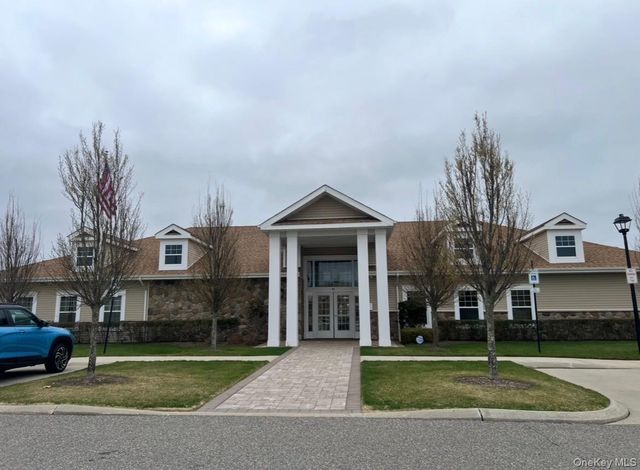 17 Greentree Court, Shirley, NY 11967