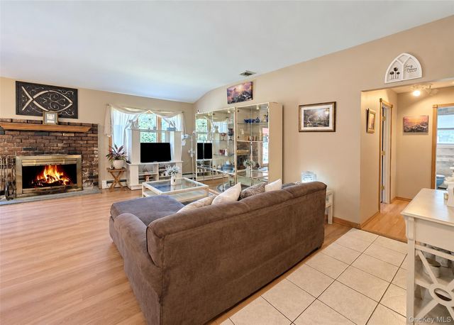 1 Lisa Lane, Port Jefferson Station, NY 11776