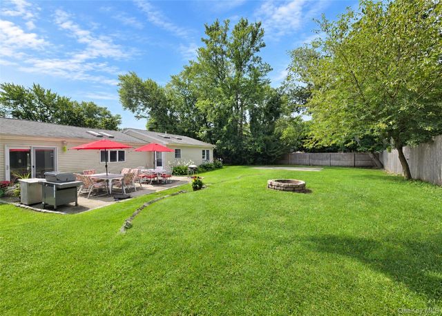 1 Lisa Lane, Port Jefferson Station, NY 11776