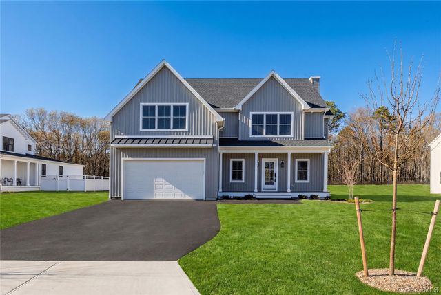11 Colonels Path, Manorville, NY 11949