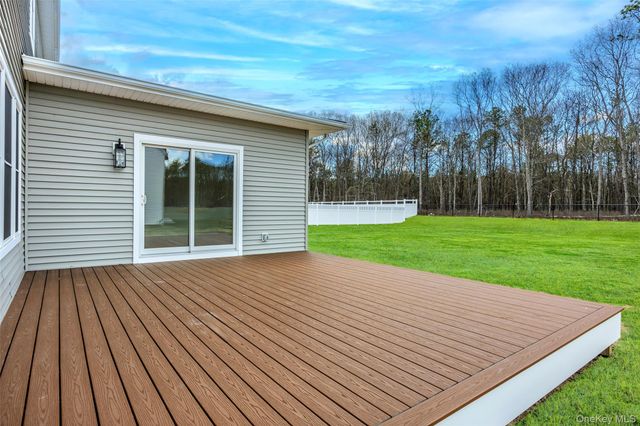 11 Colonels Path, Manorville, NY 11949