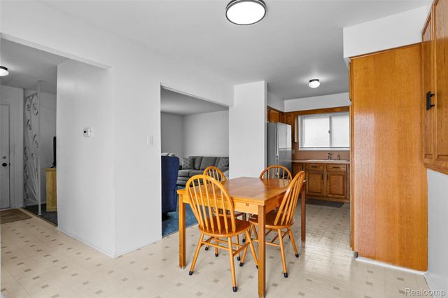 1326 W Elmwood Avenue, Clawson, MI 48017