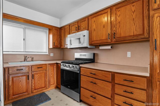 1326 W Elmwood Avenue, Clawson, MI 48017