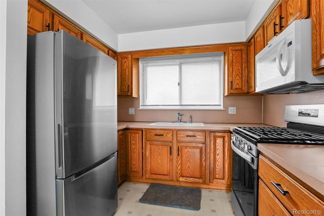 1326 W Elmwood Avenue, Clawson, MI 48017